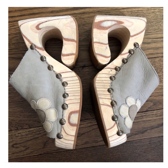 VTG 90s Aldo Carved Wood Wedges, Clogs, Platform Sandal - Picture 3 of 7